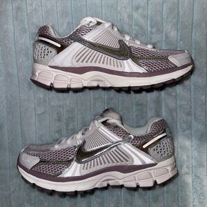 Nike Wmns Air Zoom Vomero 5
'Chrome Platinum Violet'